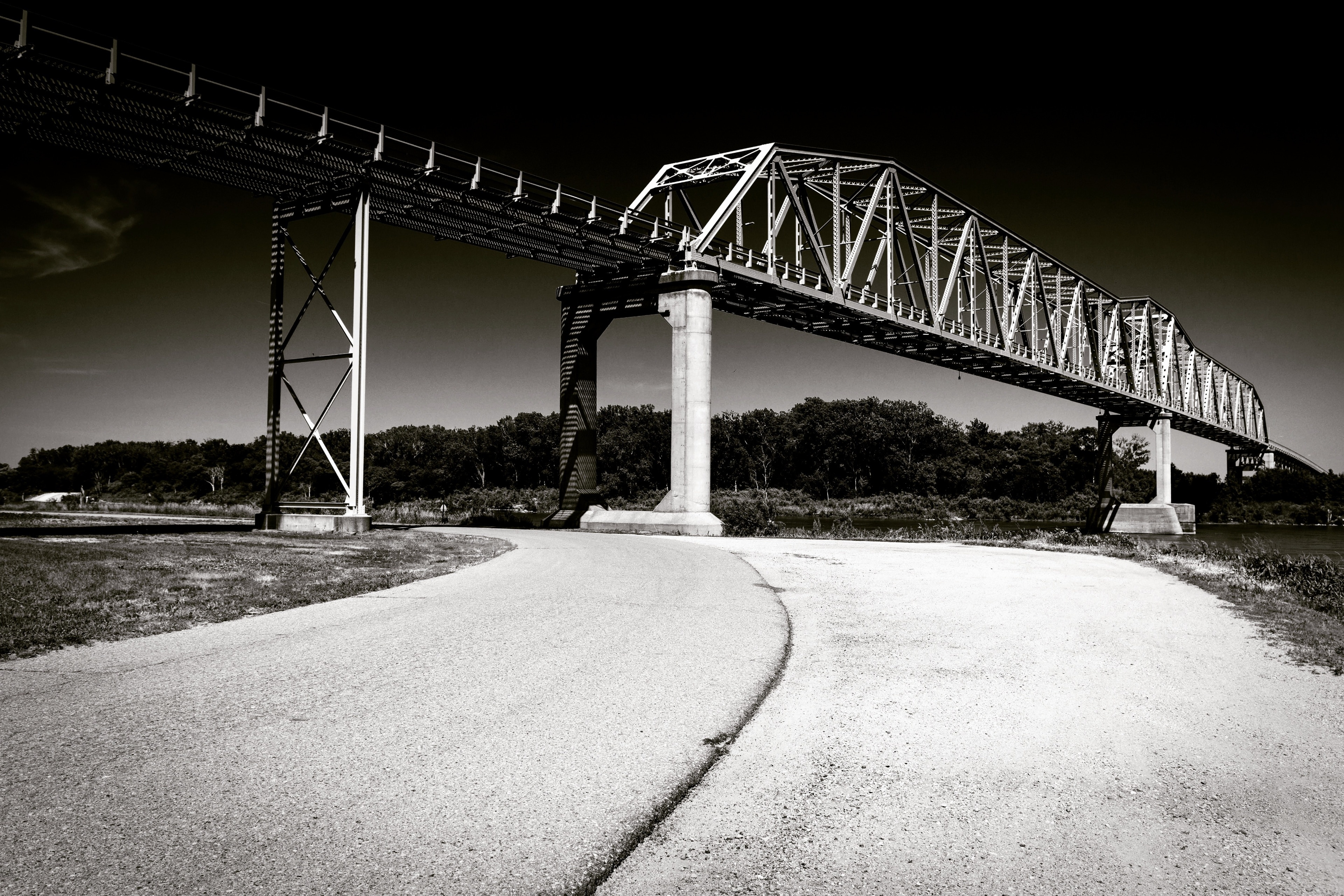 The Burt County Bridge connects Nebraska to Iowa by crossing the Missouri River.
It is a lonely region that can offer amazing sunsets and sudden storms.
#OnTheRoad
