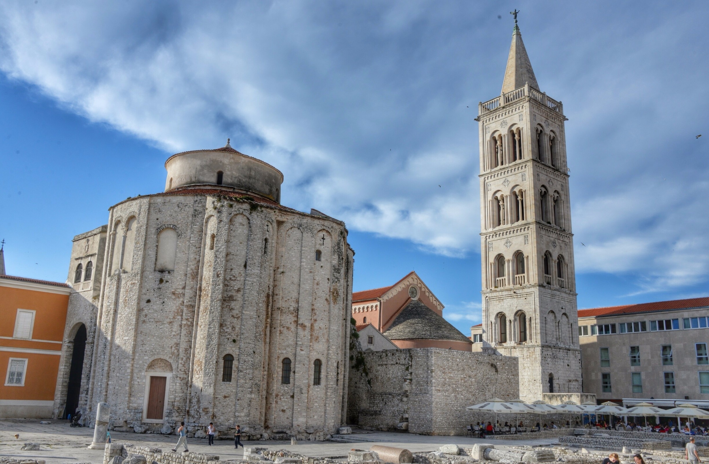 Cerkev Sv. Donata, verjetno največkrat fotografirana stavba v Zadru. Hja, fotogenična je ... :)


#Zadar #Croatia #Dalmatia #Balkan #RoadTrip #Church #Jadran #Sea 