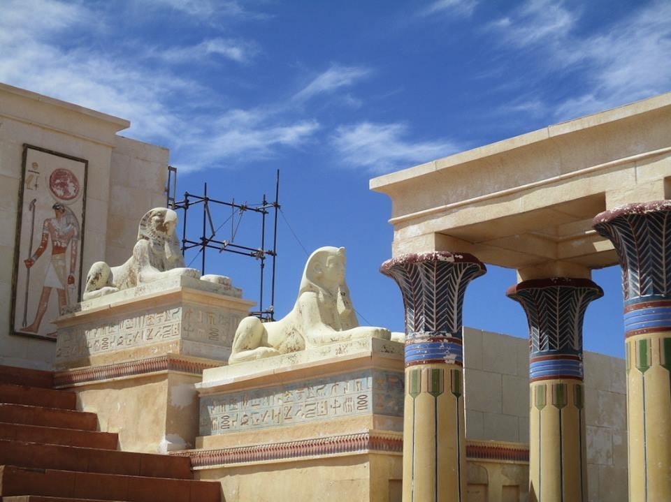 A set under construction for a "King Tut" film.  Atlas Film Studio is the second largest in the world.  Only Hollywood is larger.  

The King of Morocco is very supportive of the cinema arts, and has lent the country's army as extras on more than one film, most notably Kingdom of Heaven.

https://davenotravels.blog