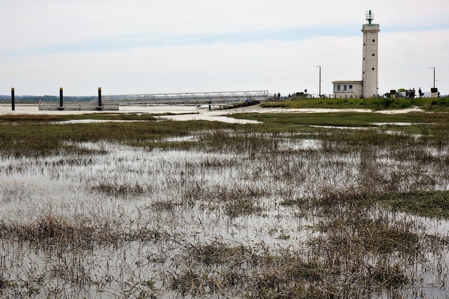 Due to the great influence of ebb and flow in the Somme Bay (5 m difference in water level, sometimes up to 10 metres / 32 feet at spring tide) a unique nature area has been created here where wind and water leave their mark on the landscape. Photo: flooded grassland and the lighthouse of Le Hourdel. Not in the picture: me with wet feet.