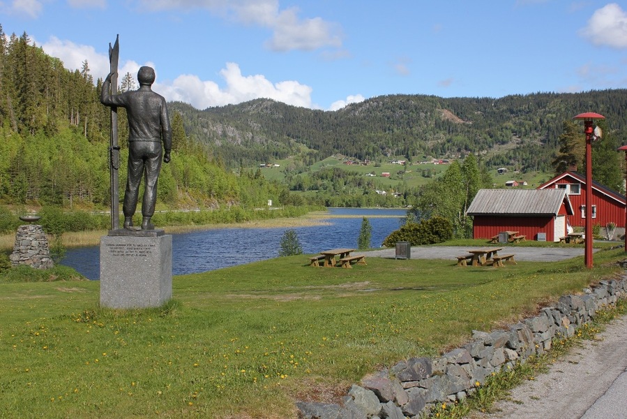Statue of Sondre Norheim, inventor of Telemark skiing.