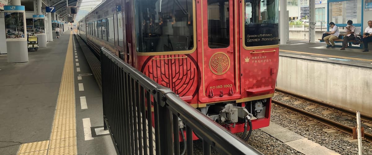 This train is a tourist train of Shikoku Railway.