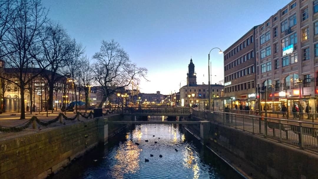 Amazing evening view of the canal from the Nordstan shopping mall.

#lifeatexpedia #wewhotravel #göteborg #gothenburg #sweden #night #wanderlust