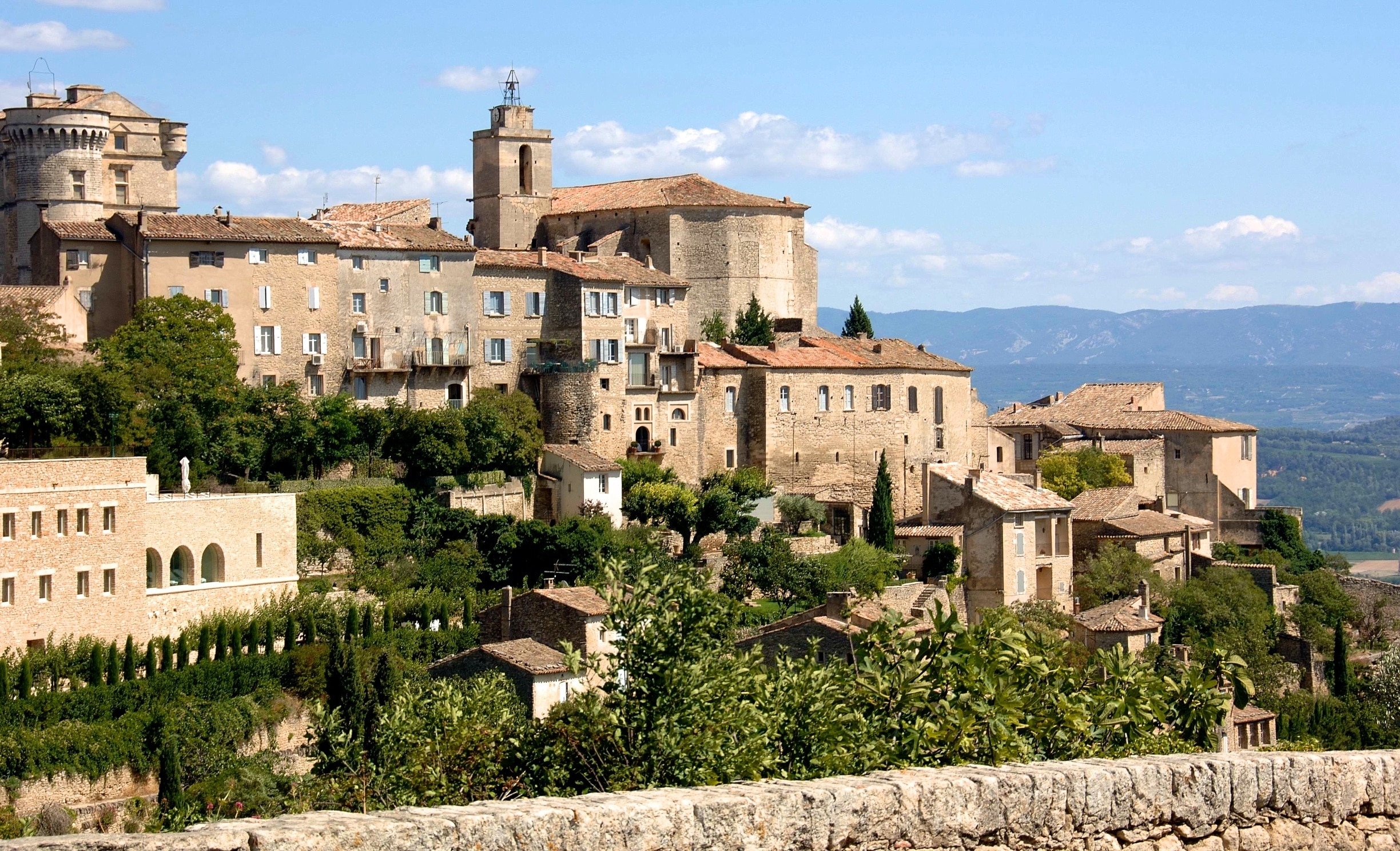 Built on the foothills of the Monts of Vaucluse, facing the Luberon, Gordes is one of the most well-known hilltop villages in the region, and one of the most beautiful in France. Its houses and buildings of white stone root themselves into the sharp cliff of the mountain, its labyrthinth of "calades" (narrow cobblestone streets) do not leave the visitor indifferent to its charms.
