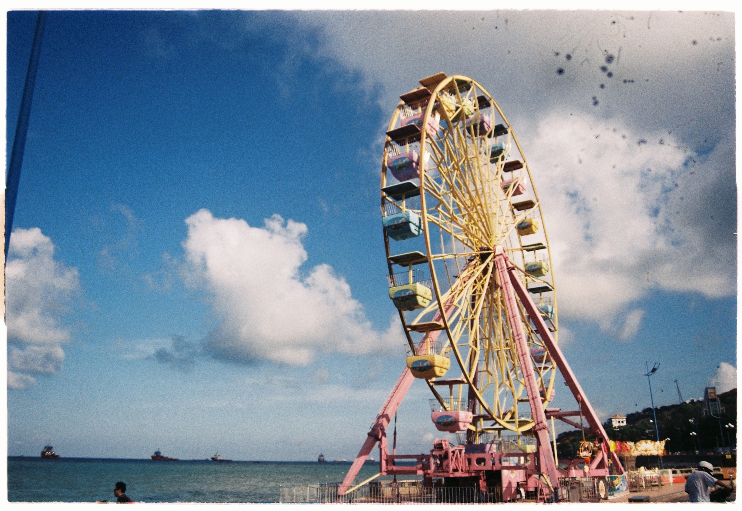On your way from the city center to the front beach (bãi trước) will you encounter this attraction. A Ferris wheel right on the seashore from which one can view both the city and the ocean from above - just what could be cooler?