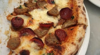 Red rocks pizza is a awesome classy little pizza joint in Alexandria VA old town located on King street. Pizza come close to the Italian cuisine but still holds true to the American pizza lovers. Good prices and light cheerful atmosphere.
#foodiefinds
#food
#pizza
#italian