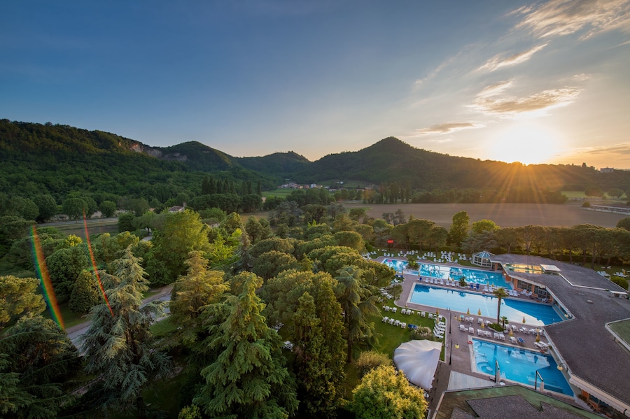 Ideal place to relax and be pampered surrounded by the Euganean Hills. The Apollo Hotel has 4 pools, 3 naturally heated thermal pools with hydromassage beds, hydromassage chairs and more. I strongly recommend getting full board. You are treated like a king and their food is amazing and plentiful with a seasonal theme.
#montegrottoterme #magicplaces #collieuganei
#terme #veneto #abanoterme #benessere #wellnesscenter #spa