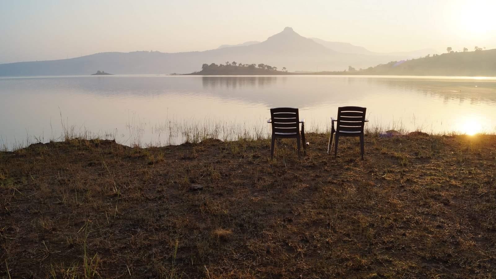 Shot during camping beside this beautiful lake located at lonavala, India. It was a blissful morning. 
#india #lonavala #serene #lake #morningbliss #camping