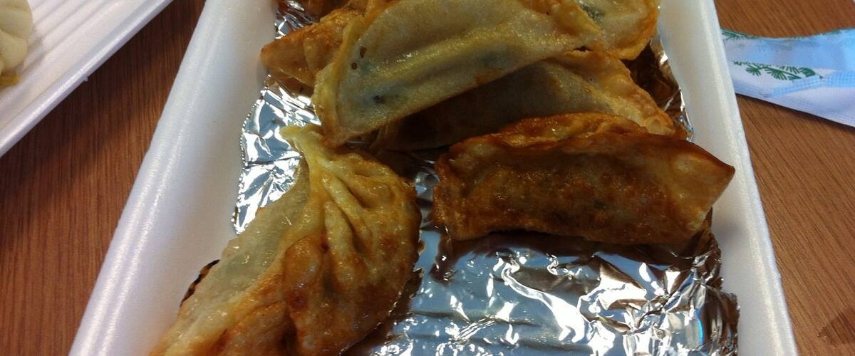 There are famous chinese restaurents.
Very good taste food.
Too enough to visit for food and drinking.