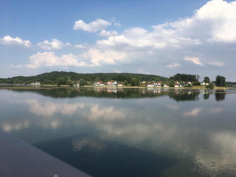 Beautiful place
Great for a drink at hotel du golfe d ailette
Not far from laon not far from soissons
