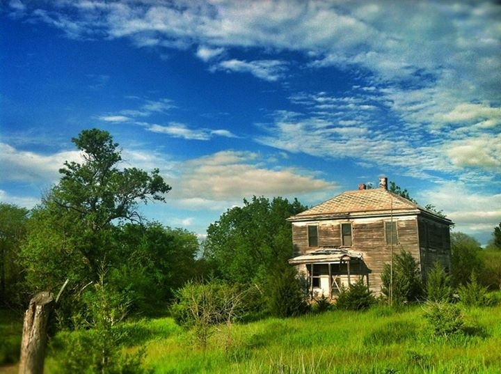 #TroveOn
#roadtrip
the remnants of better days were found in the Kansas Flint Hills, but the old homes and endless grassy vistas are quite the sight to see.