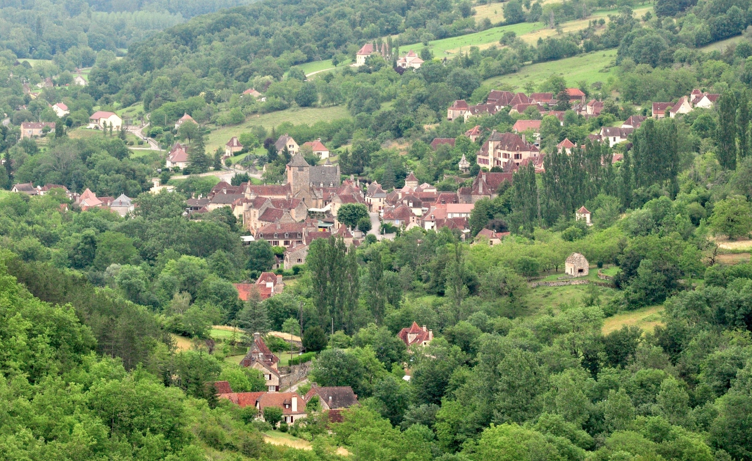 Autoire nestles cosily in a beautiful valley that also features spectacular cliffs and a beautiful waterfall. What better place for one of the most beautiful of the 'plus beaux villages'?