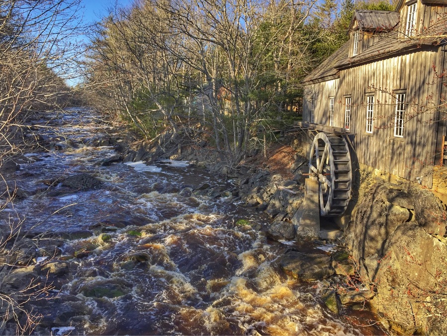 Picturesque stop along the lighthouse route of the South Shore. Tourist season hasn't started yet; not sure if the mill opens/operates for that or not.