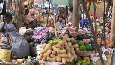 Open food market in Machakos, Kenya. You can find over there delicious avocados, bananas, kiwis and some vegetables and enjoy meeting kind and warm people. #TroverFoodies 