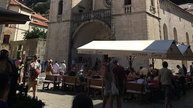 What a surprise ! This is city is really lovely with all the medieval streets and squares. #Kotor #montenegro