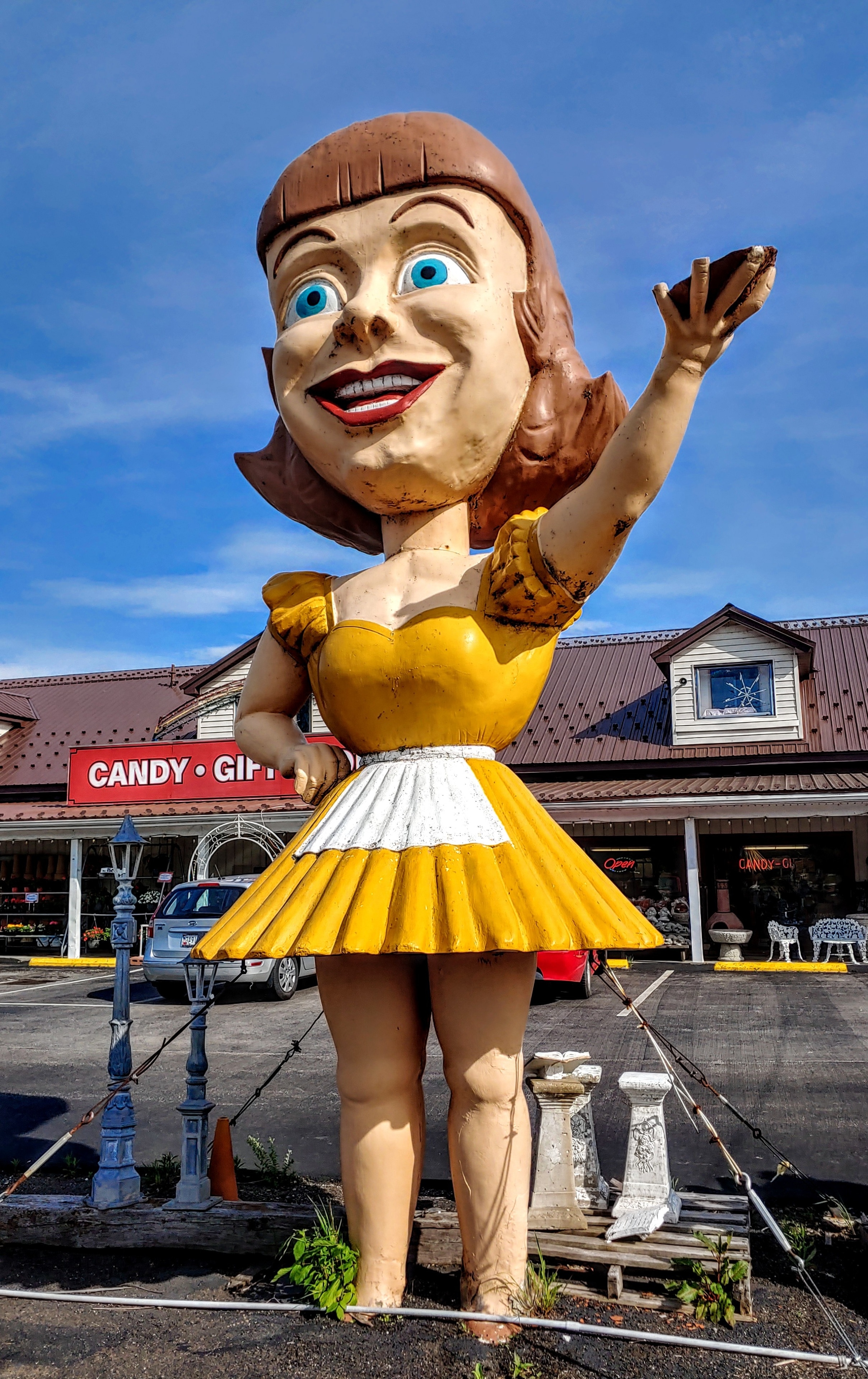 Dolly Dimples beckons you to stop at Valvo's Candies to sample their famous Sponge Candy (a chocolate covered confection with a honey comb core).

This place is another example of the fading American #culture of the roadside attraction.

Roadside attractions had their heyday with the rise of the automobile. As Americans increasingly traveled by car, many businesses had one shot to attract the attention of potential customers zipping by at higher and higher speeds.

Thus, the creation of larger than life, brightly colored, oddball sculptures along America's burgeoning highways and byways.