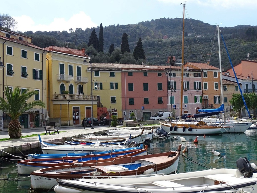 Lovely little harbour with some nice cafes