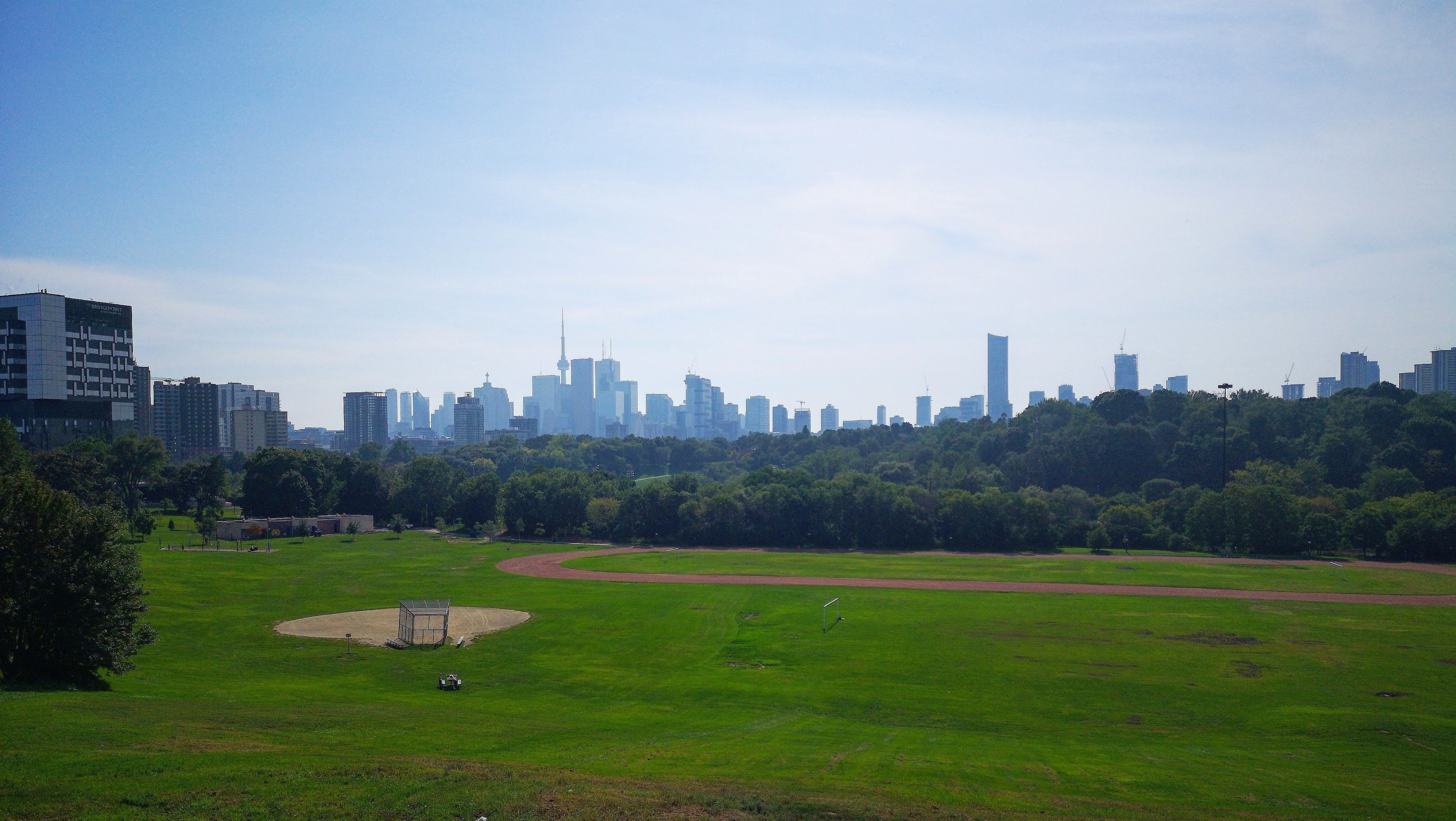 This park offers a beautiful view to the skyline of Toronto. Behind this scene there is a little coffee shop with exceptional homemade ice tea. #toronto #canada #park #discovertoronto 