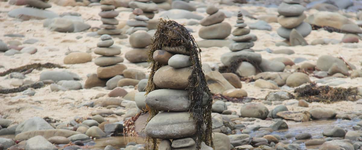 Highly recommend seeing the rock stacks where Carisbrook creek meets the sea. You can easily spend a long time here looking at how different groups have styled their rock stacks. A lot of creativity shown!
The parking here can get a bit crowded. Combine with a trip to Kennett River #lovemytown