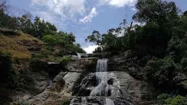 Water cascades above Diyaluma Waterfalls with plenty of deep pools to bath in and jump into. 