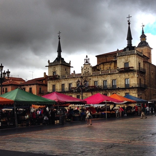 Saturday market in Plaza Mayor. One of the best ways to start your day. Fresh fruits and vegetables from the area, with a great spanish atmosphere. León, Spain. #auxiliar #León #spain #nostalgic 