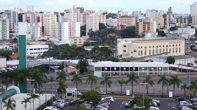 Cidade moderna, centro comercial, universitário e cultural na região do Triangulo Mineiro, Brasil.