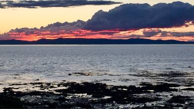 Tonight's sunset over the St Lawrence River or as it's called here in Quebec, the Rivière Sant Laurent. 