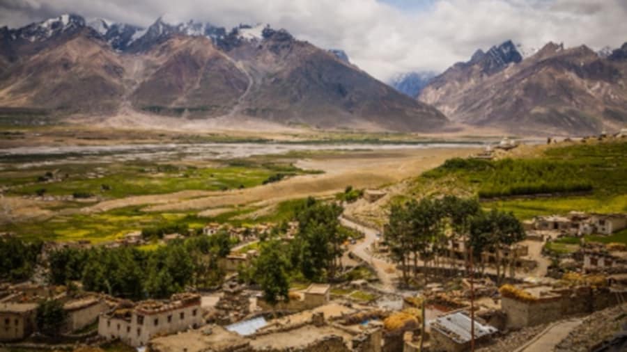 #TroveOn A “model village” in Zanskar A few kilometers from Padum, the headquarters of Zanskar is Karsha. Karsha was our introduction to the concept of a vertical village down a mountain cliff.
http://sandeepachetan.com/karsha-monastery-view-zanskar/