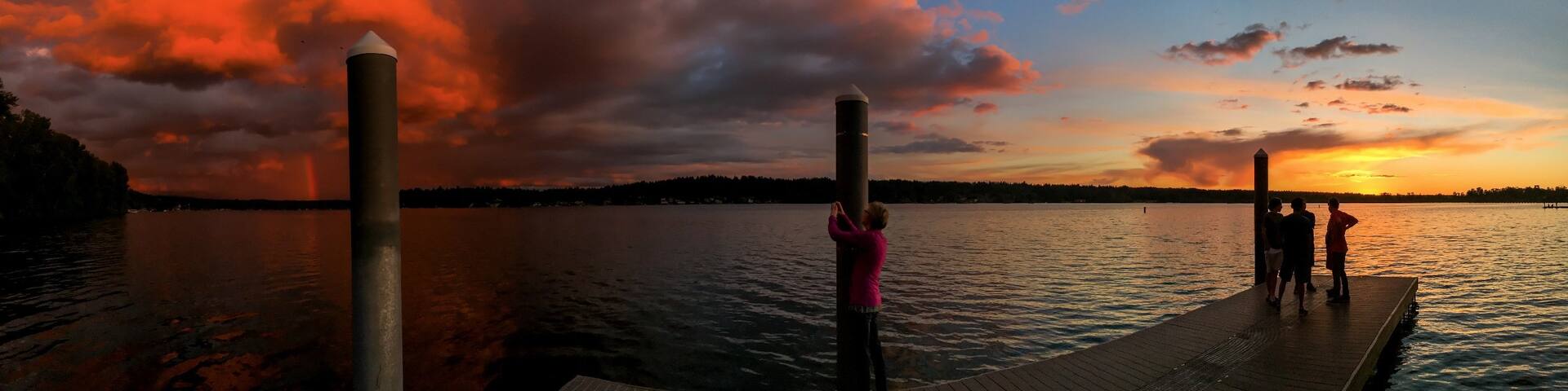 So one day I am driving to the gym and I can see in the distance red clouds and a beautiful rainbow, I greatly regret I didn't have my DSLR camera, but the iPhone did a great job. Samamish lake is perfect for a Sunday evening swim with your friends, clean and beautiful
#LifeAtExpedia