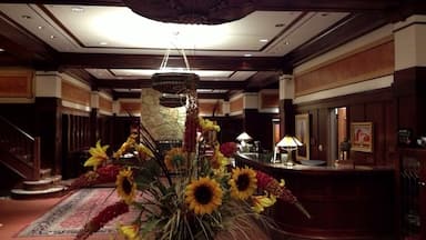 Elegant hotel located on a classic Midwestern Main Street. Features an Iowa farm theme, wood fireplaces, large conference rooms, restaurant/bar, free weights in the gym, a library, spa, and even a two lane bowling alley.