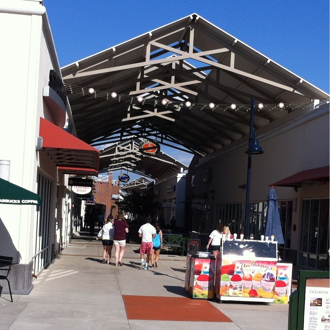 A great outlet mall with outdoor walking. You can get some good deals here
