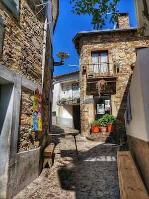 Fajão, one of the ten parishes of the municipality of Pampilhosa da Serra, is situated in a kind of shell surrounded by mountains, on the left the cliffs of Penalva and the Cabeço da Mata, to the right the Serra da Rocha, to the rear the Serra da Amarela and opposite the Onion Picoto.
Its situation on the edge of a road that connects Beira Baixa with the other Beiras, made it a mandatory center of passage for the almocreves and other visitors who had to pass there.
Village of great traditions, its essence is the shale with which most of its dwellings are built. Village of the "Schist Villages" network, is in full architectural recovery in order to promote regional tourism.
It is about 20 km from Piodão village, and the accommodation in this village is of quality and at symbolic prices in relation to it. Fajão also has as its possession a village called Castanheira da Serracheia of great and also several traditions near Ceiroquinho.