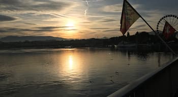 #lifeatexpedia #reflections
Sunrise over the lake in Geneva