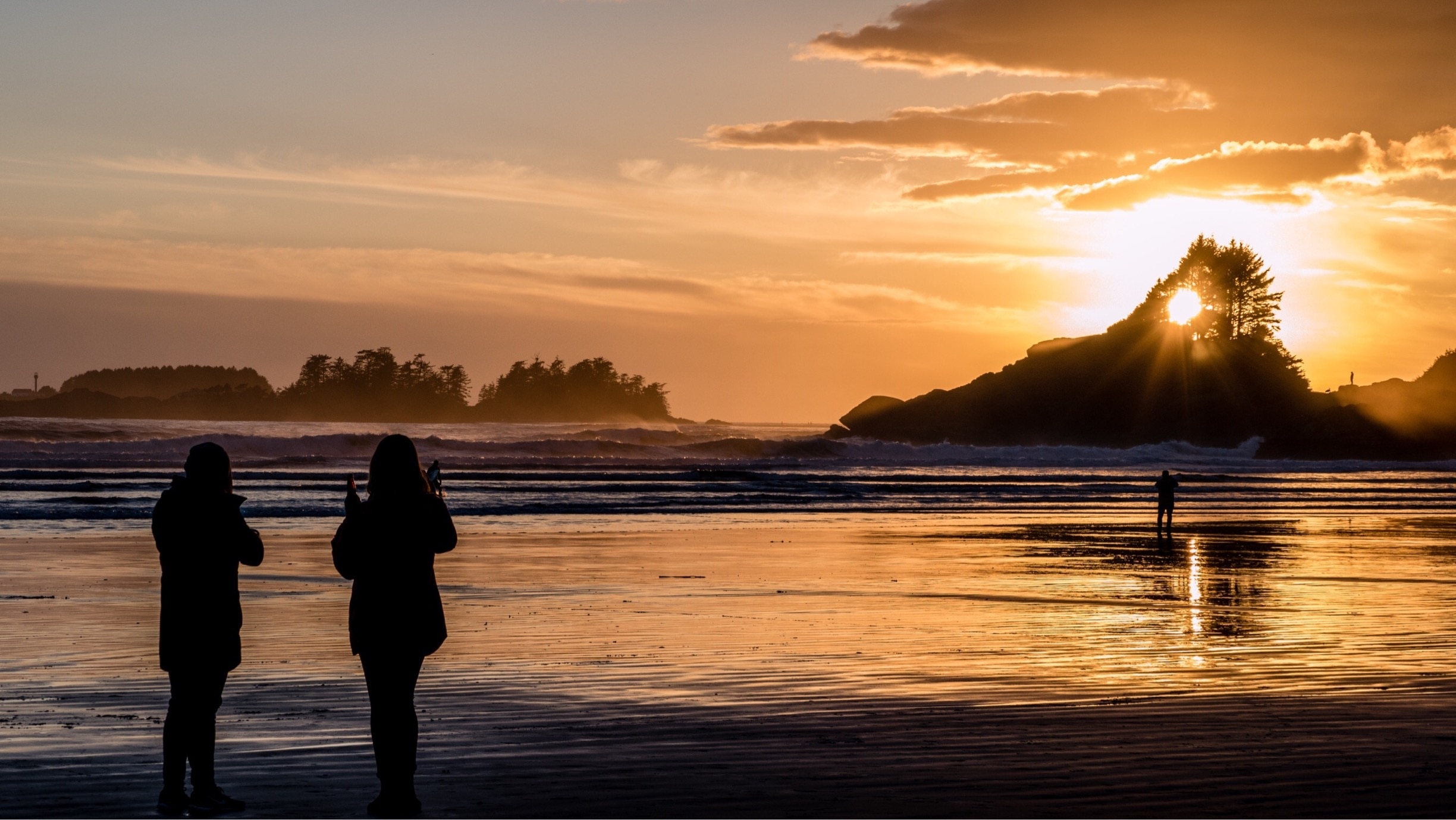 Witness the most awesome sunsets at Cox Bay Beach near Tofino.
#beach #sunset #sunsetlovers #outdoors