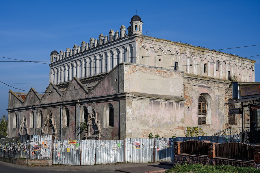 Unique, one of the few surviving renaissance synagogues in Galicia. When such were in almost every more or less large city of Western Ukraine. The Zhovkiv synagogue was part of the fortifications of the city. Now it is in a dilapidated state, mothballed. The walls, the unique decor of the attic and portals, partially the roof, have been preserved.