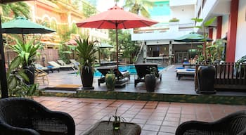 We truly enjoyed our stay at this little hotel. Perfect location, friendly staff, clean and the needed chairs and table for a good game of cards! #digitalnomads #locationindependent #cambodiailoveyou