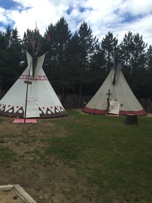 Faire une halte chez les amérindiens au Québec !! Apprendre le tire à l'arc. Faire une balade en forêt. Découvrir la nourriture traditionnelle. Passer la soirée autour d'un feu en écoutant des légendes. Et dormir sous un tipi.Original !!!