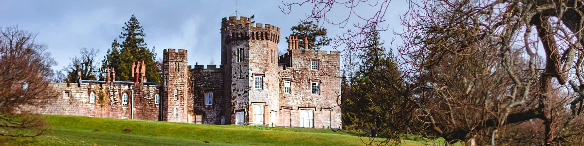 Balloch castle, a beautiful country house.🌳
Built in the 19th century it is now part of the Loch Lomond and the Trossachs National Park. Too bad it's not open to the public but maybe someday.🤞🏻
.
