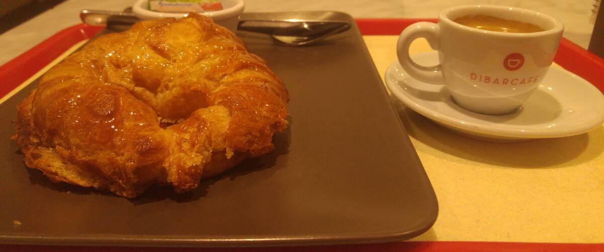 Just look at this croissant! Super yum!
#cafe #coffee #croissant