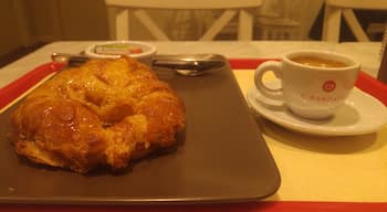 Just look at this croissant! Super yum!
#cafe #coffee #croissant 