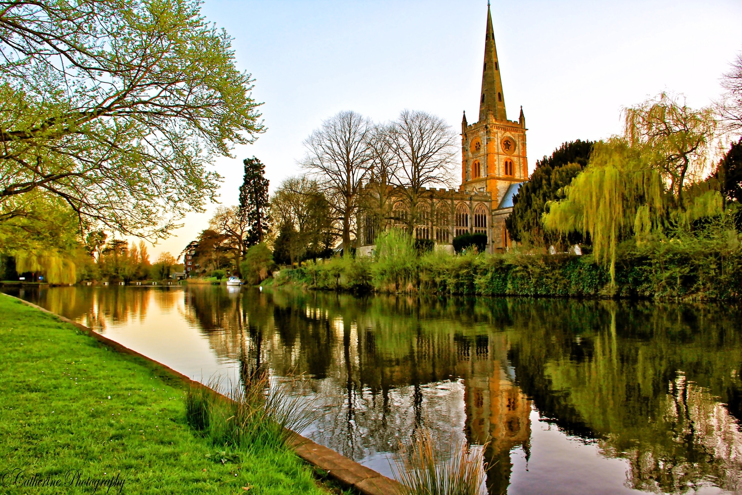 Stratford Upon Avon
At Stratford Upon Avon where there are lakes and longboats. The birth place of William Shakespeare. #red #travel #details #waterscape #nationalpark #hiking #reflections  #architecture 
