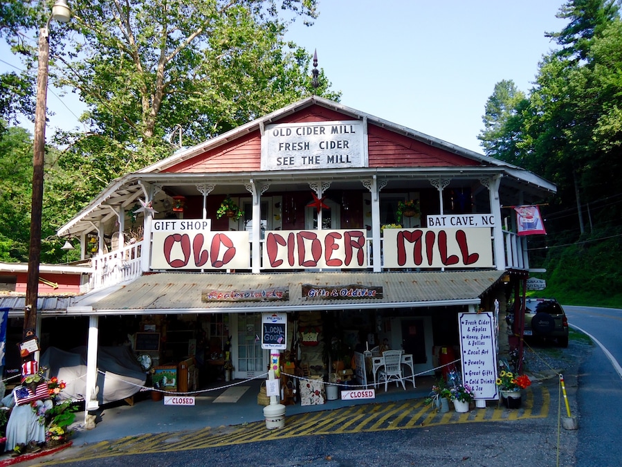 I just love finding these wonderful roadside attractions that are quickly becoming a memory of days gone by!!
