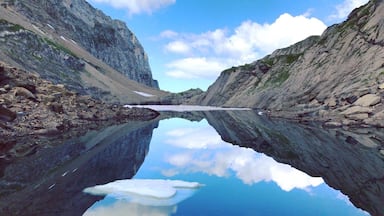 Where heaven and earth meet ! This lake is worth the 3h hike up to reach 2100m high. So quiet, so peaceful (and oh so cold by the way 😂) #lifeatexpedia #reflection #frenchalps #mountainlover