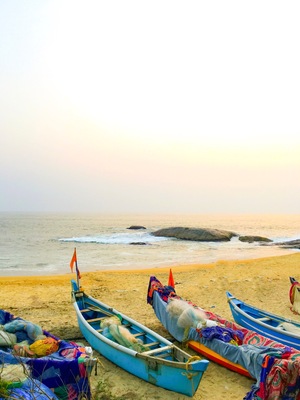 Away from the hustle and bustle of the city of Mangalore, this is a relatively secluded beach. Colorful fishing boats 🚣, beautiful view of the sunset 🌅and some soul searching on a huge rock outcrop (not in pic) extending into the sea 🌊 - just some few things that this beach offers. For the history buffs, it's also famous for the nearby temple of Lord Shiva, which was apparently built at the order of the King 👑 of the Alupa dynasty in 10th century A.D. 😱
Food 🥘 for thought: Don't forget to try the local version of the snack "bhel", which is made out of puffed rice, vegetables, spices, coconut oil and tangy tamarind sauce
