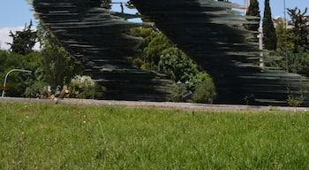 Made of thousands of individual, sharp, jagged pieces of glass stacked on top of each other, the sculpture takes on the blurred form of a runner. 