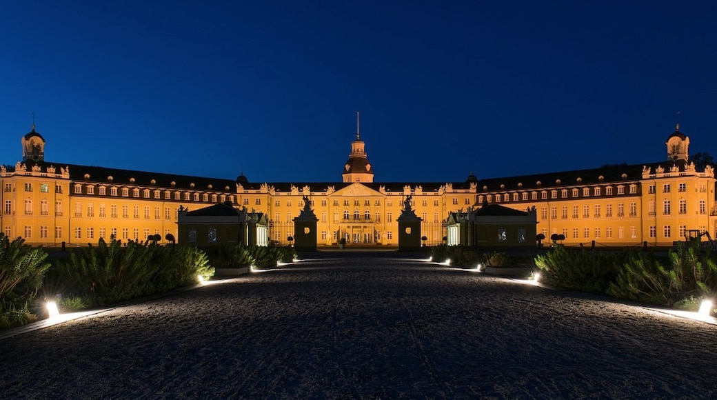 Karlsruhe Palace (Karlsruhe Sarayı), Karlsruhe, Baden-Wuerttemberg, Almanya