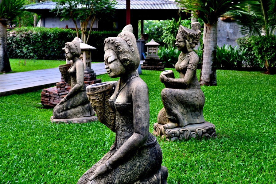 A very photogenic resort with lots of statues, beautiful landscaping and a very nice pool.