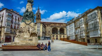 The plaza de la Virgen or the Old Square, is the main meeting point of Vitoria-Gasteiz. It is located between the neighbourhoods of Casco Viejo and the Eixample. It is surrounded by white houses and on the centre square, is located a monument in memory of the Battle of Vitoria