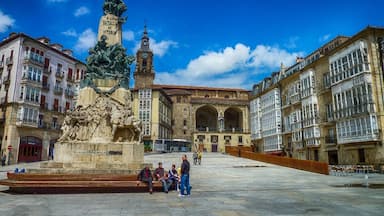 The plaza de la Virgen or the Old Square, is the main meeting point of Vitoria-Gasteiz. It is located between the neighbourhoods of Casco Viejo and the Eixample. It is surrounded by white houses and on the centre square, is located a monument in memory of the Battle of Vitoria (1813), an episode of the War of Independence.