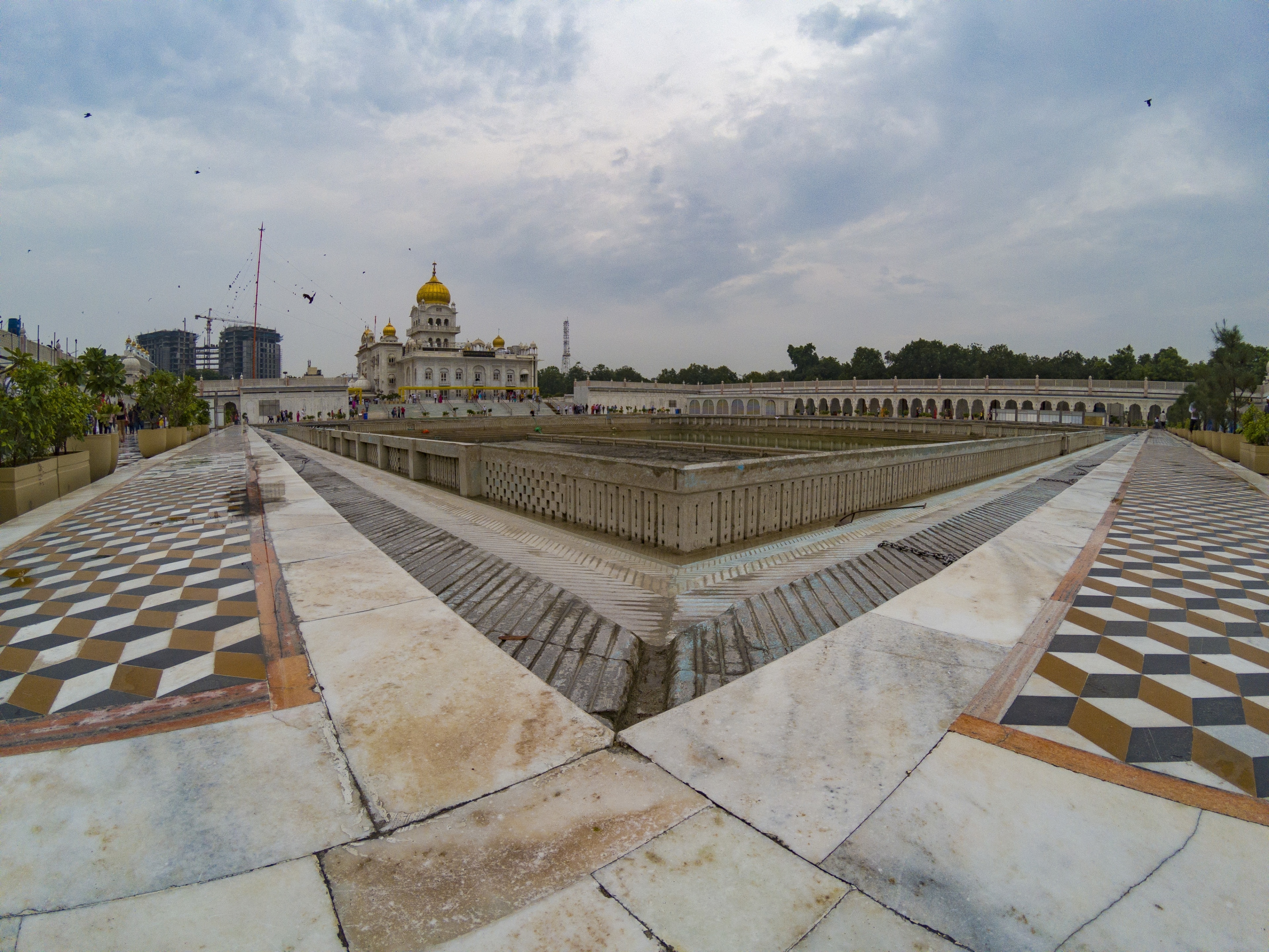 Satnam Shri Waheguru ☬ #lifeatexpedia #architecture #column #holyplace #religion #India #gurudwara #BanglaSahib #likealocal